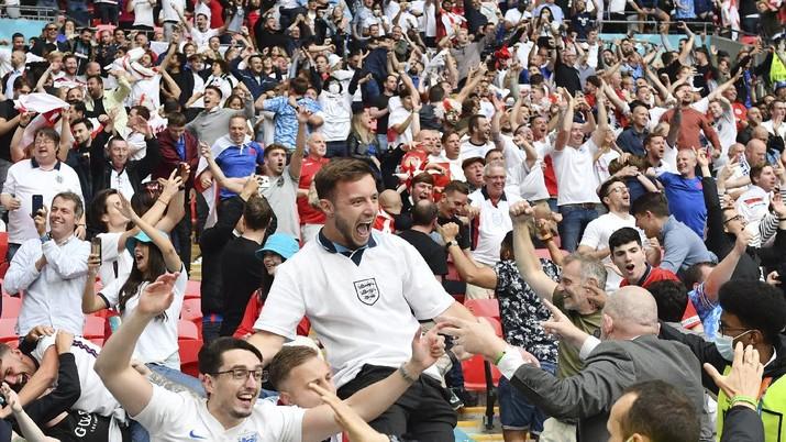 fans inggris merayakan kemenangan dalam pertandingan babak 16 besar piala eropa 2020 antara inggris dan jerman di stadion wemb 1 169