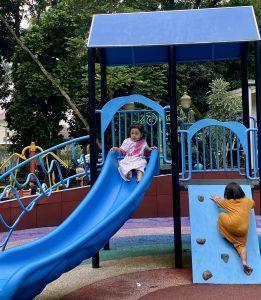 Sejumlah anak sedang asik perosotan di area bermain dan edukasi Taman Kota 1 BSD Serpong, Kota Tangerang Selatan, Sabtu (2/5/2022).