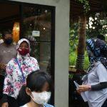Sejumlah warga memakai masker saat beraktivitas di salah satu restoran di Ciputat, Kota Tangerang Selatan.