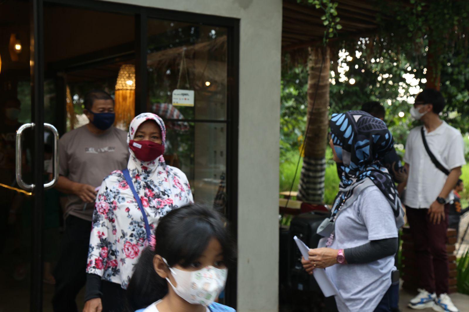 Sejumlah warga memakai masker saat beraktivitas di salah satu restoran di Ciputat, Kota Tangerang Selatan.