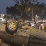 Sebuah mobil hilang kendali hingga terbalik usai tabrak mobil Kijang yang tengah terparkir di depan warteg di Jalan Graha Raya Boulevard Paku Jaya, Serpong Utara, Tangsel, Minggu (22/5/2022) malam.