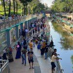 Sejumlah warga beraktivitas di taman kota 2 Jaletreng Riverpark, Kota Tangerang Selatan