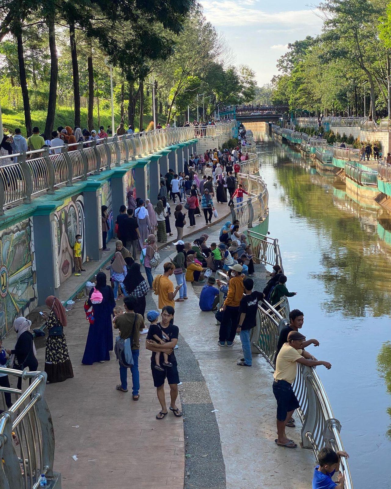 Sejumlah warga beraktivitas di taman kota 2 Jaletreng Riverpark, Kota Tangerang Selatan
