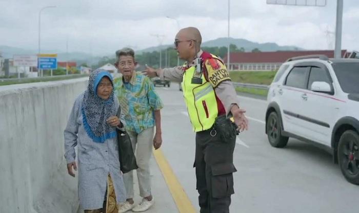 kakek nenek asal Sumedang jalan kaki di tol Cisumdawu, video viral