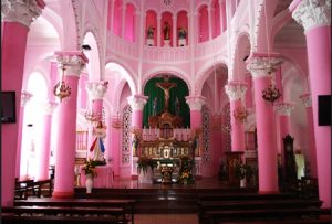 tempat wisata berwarna pink Gereja Tan Dinh