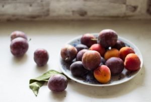 Buah Kaya antioksidan adalah plum