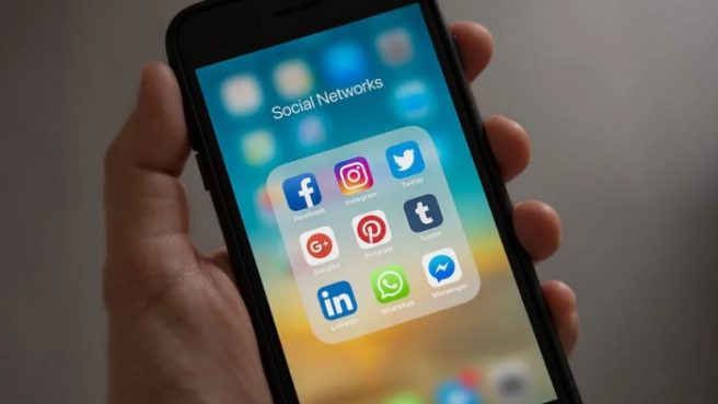 kecanduan media sosial berbahaya bagi kesehatan