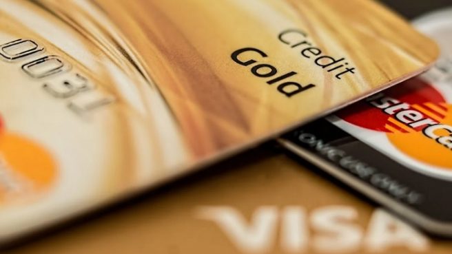 Kartu kredit adalah alat pembayaran non-tunai yang merupakan bentuk pinjaman dari bank serta diterbitkan oleh bank.