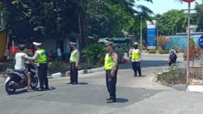 Tilang berlapis akan dikenakan polisi terhadap pengendara yang kedapatan melakukan pelanggaran lalu lintas saat uji emisi