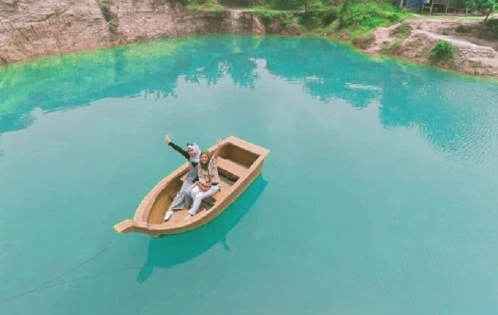 Telaga Biru Cisoka tempat wisata danau tiga warna