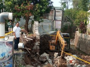 Pembangunan turap Kali Serua menelan korban, 1 pekerja tewas tertimpa tembok