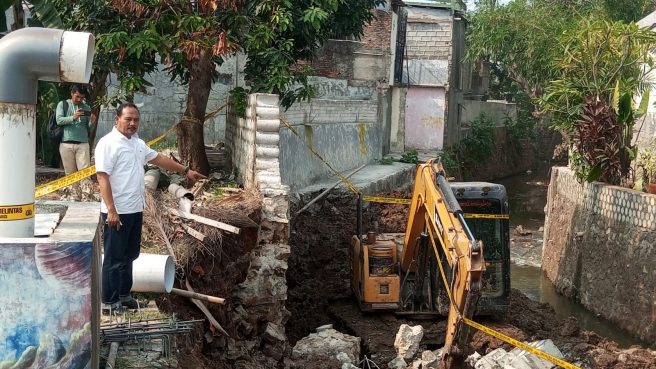 Pembangunan turap Kali Serua menelan korban, 1 pekerja tewas tertimpa tembok