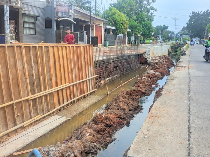 Langganan Banjir, Turap Di Aliran Sungai Komplek Pamulang Indah ...