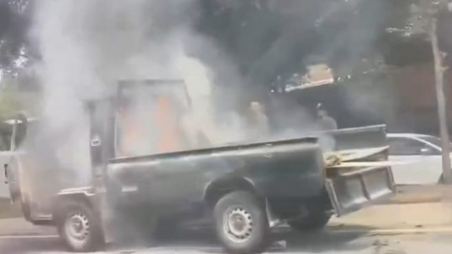 Mobil pick up terbakar di bintaro pada tanggal 4 Oktober 2023