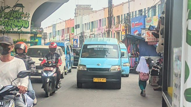 seorang supir angkot (angkutan kota) di Kota Tangerang Selatan (Tangsel), Budi (48), mengaku saat ini sangat kesulitan untuk mendapatkan penumpang.