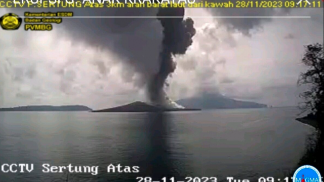 Gunung Anak Krakatau erupsi