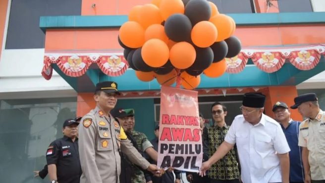 Pelepasan balon di Kantor Bawaslu Tangsel