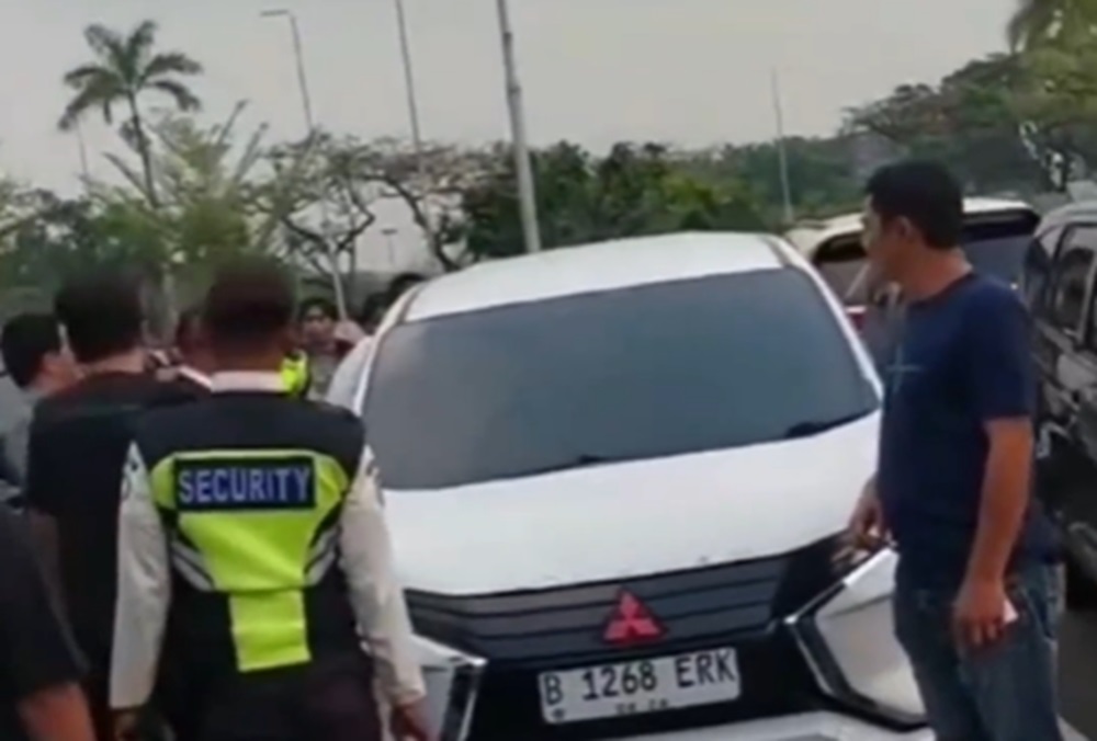 Viral Nenek Terkunci Dalam Mobil Di Parkiran Bandara Soetta Ditemukan Lunglai Dan Menangis 2792