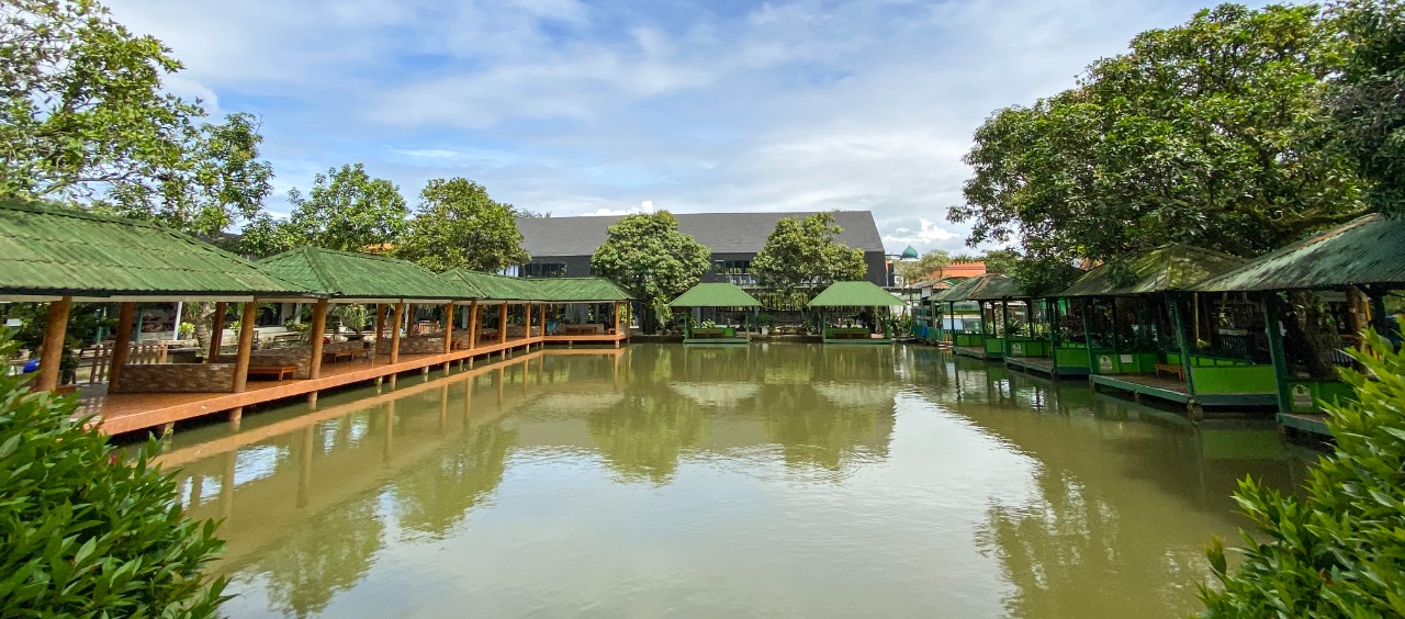 rumah makan plus pemancingan