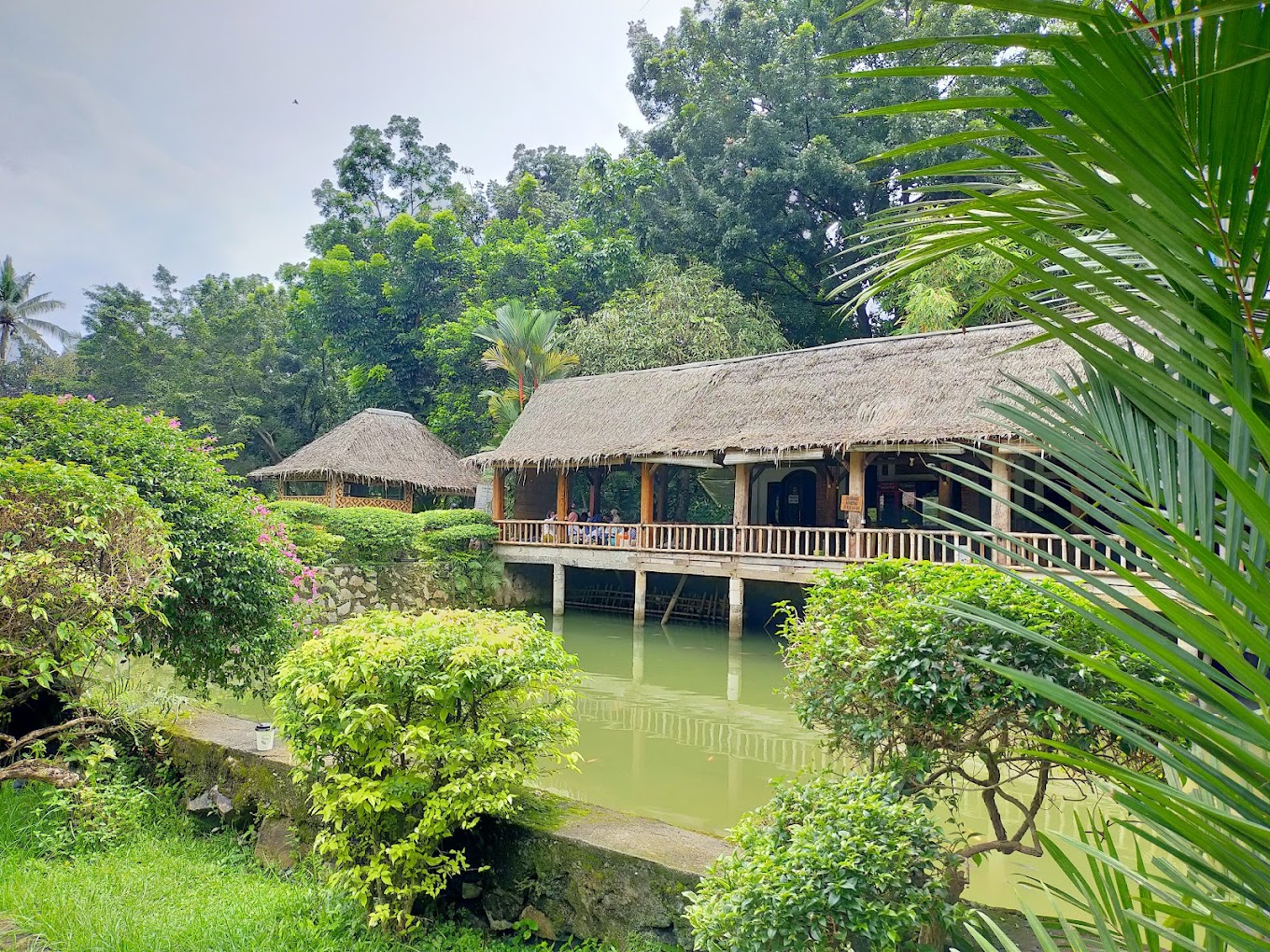 rumah makan plus pemancingan