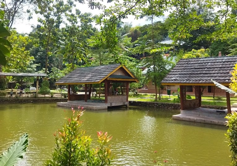 Rumah makan plus pemancingan