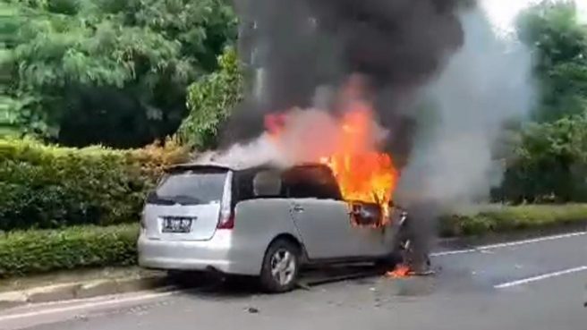 Mobil terbakar di Rawa Buntu hari Selasa, 12 Desember 2023