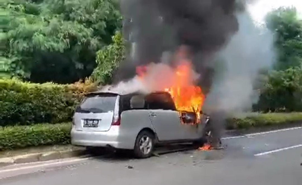 Mobil terbakar di Rawa Buntu hari Selasa, 12 Desember 2023