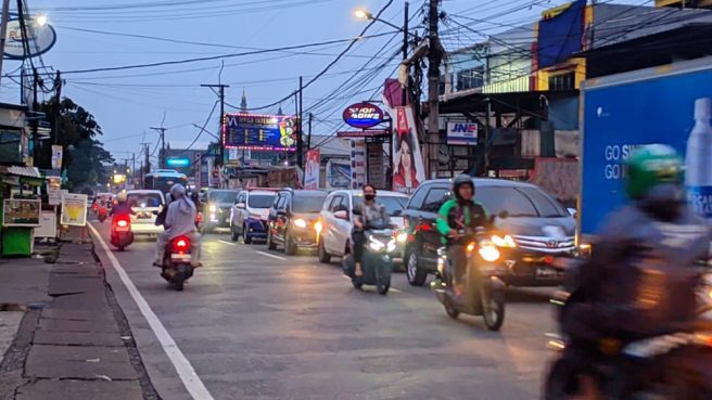 Kemacetan Jalan Pajajaran Pamulang pada sore hari dari arah Ciputat menuju Pamulang. (Foto: Tangselife/Andre Pradana)