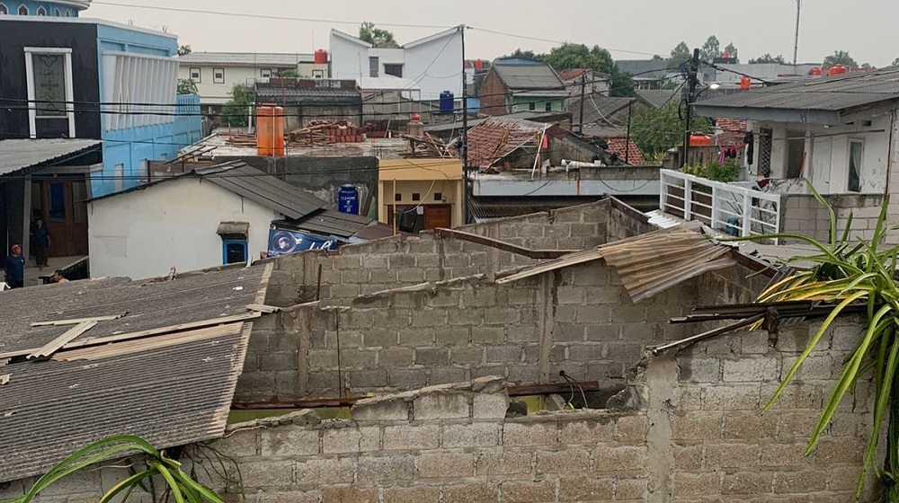 Atap rumah di kawasan rawa buntu terkena dampak angin kencang