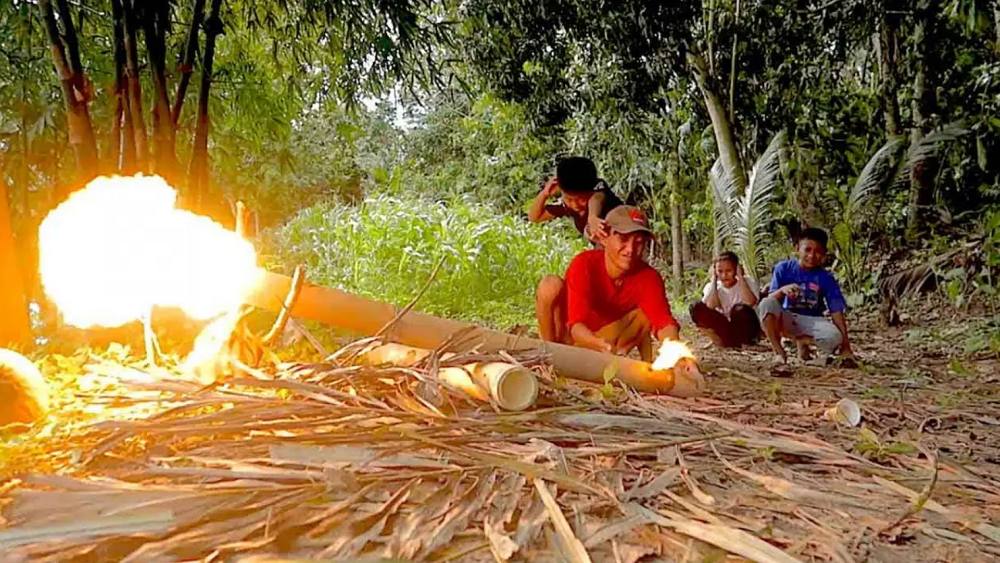 Tradisi Natal Meriam Bambu