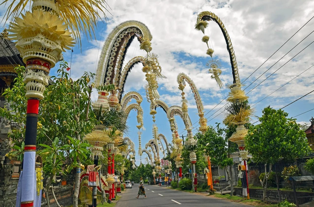 Tradisi Natal Ngejot dan Penjor