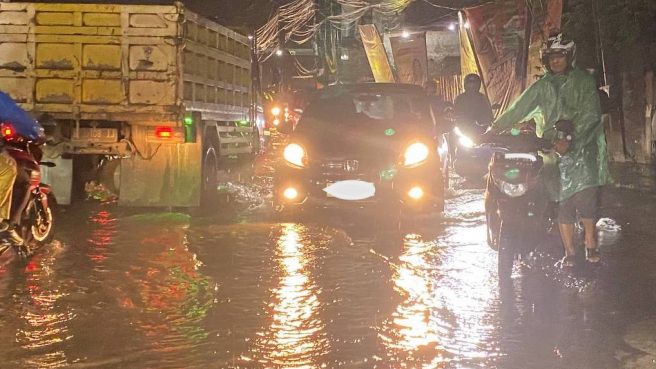 jalan terendam banjir