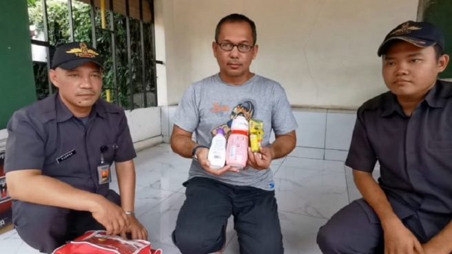 Paket bansos kadaluarsa diterima warga Ciputat