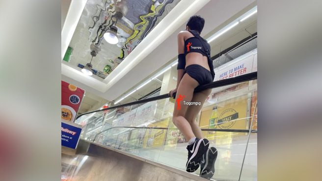 pria berkolor di supermarket singapura