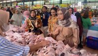 Anggota Komisi IX DPR RI melakukan sidak makanan di Pasar Modern BSD