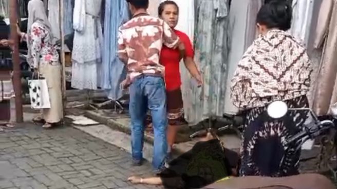 wanita penjaga toko