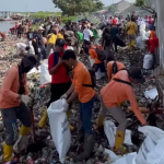 Pemerintah dan warga bersihkan Pantai Teluk yang kembali kotor