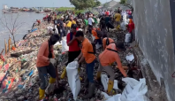 Pemerintah dan warga bersihkan Pantai Teluk yang kembali kotor