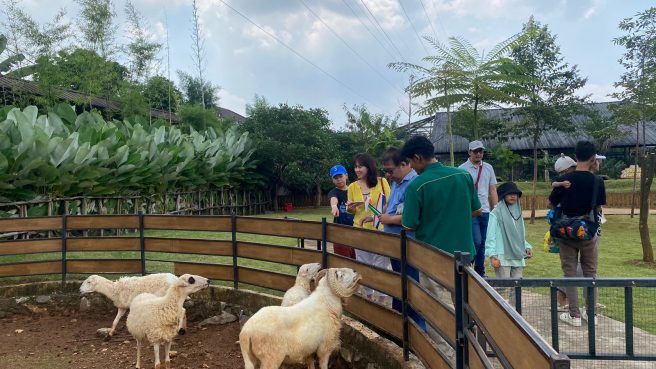 Tempat wisata edukasi di Tangerang yakni Aviary Park Bintaro