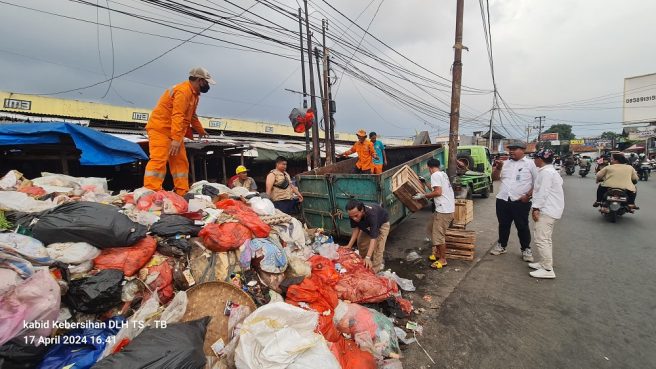 Petugas DLH Tangsel angkut 500 ton sampah