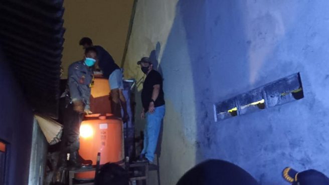 Evakuasi mayat dalam toren di Pondok Aren