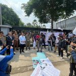 Demo organisasi wartawan di depan kantor DPRD Tangsel