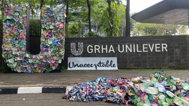 Greenpeace datangi kantor Unilever terkait sampah