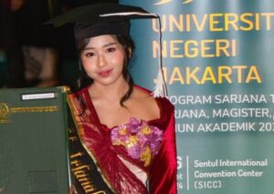 Rifda wisuda UNJ