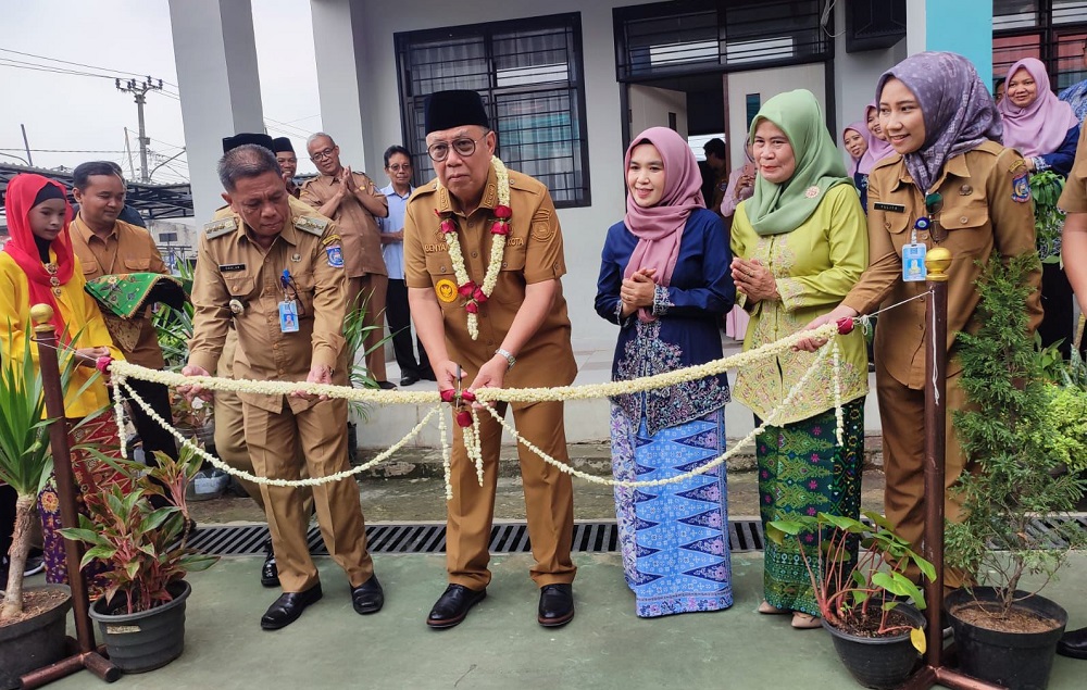 Benyamin Davnie resmikan penambahan ruang kelas baru di SD Negeri Pakujaya 1, Serpong Utara.