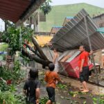 atap rumah rusak akibat hujan kencang