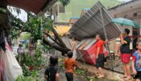 atap rumah rusak akibat hujan kencang