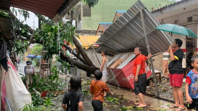 atap rumah rusak akibat hujan kencang