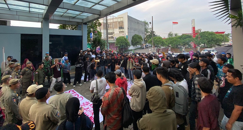 demonstrasi puluhan pelajar di depan Puspemkot Tangsel imbas maraknya kasus pelecehan seksual