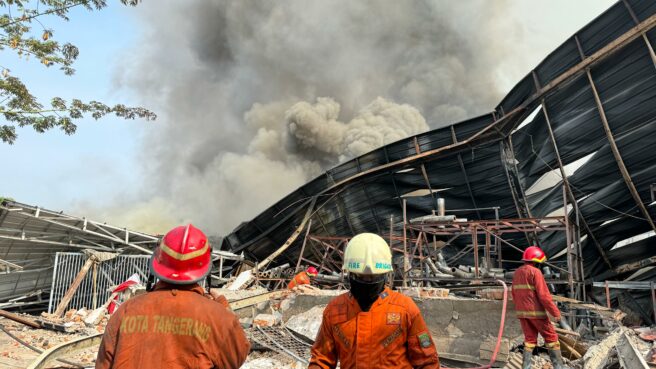 Kebakaran pabrik kimia di Karawaci Tangerang